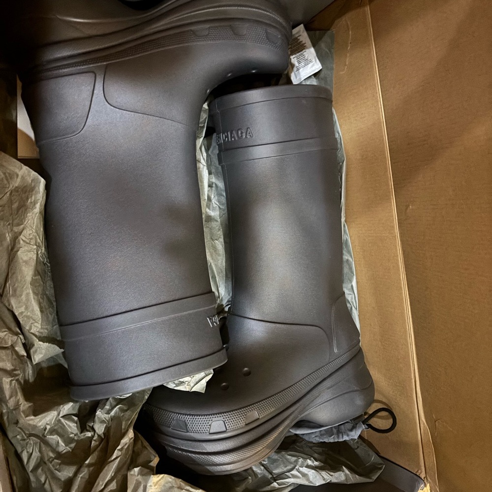 BALENCIAGA RAIN BOOTS! ! 
NEVER BEFORE WORN
SIZE MEN 11/41